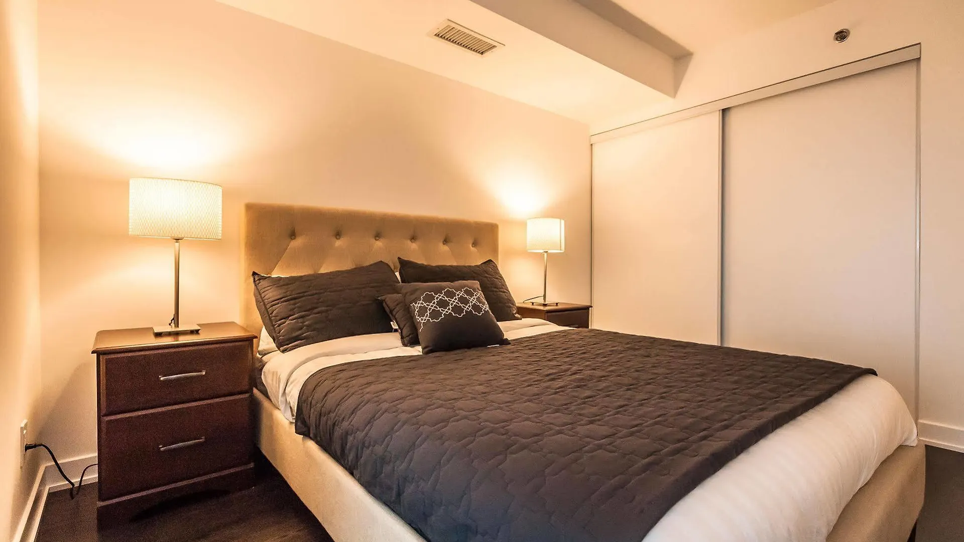 Lägenhet Life Suites Lakeside Mimico Toronto